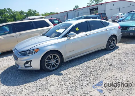 2019 Ford Fusion Hybrid Titanium z USA, uszkodzony, nr VIN 3FA6P0RU7KR138171